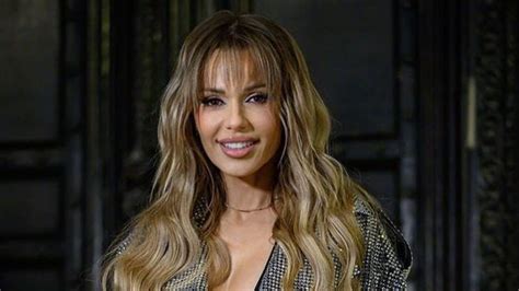 Doda wdzięczy się do aparatu w pięknym różowym bikini Jednak fani zbesztali ją za coś innego