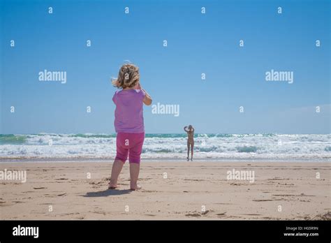 M Dchen Und Mutter Im Bikini Fotos Und Bildmaterial In Hoher Aufl Sung Seite Alamy