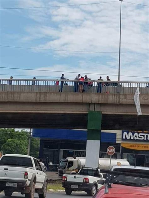 Jovem De Anos Tenta Se Jogar De Viaduto Na Avenida Fernando Corr A E