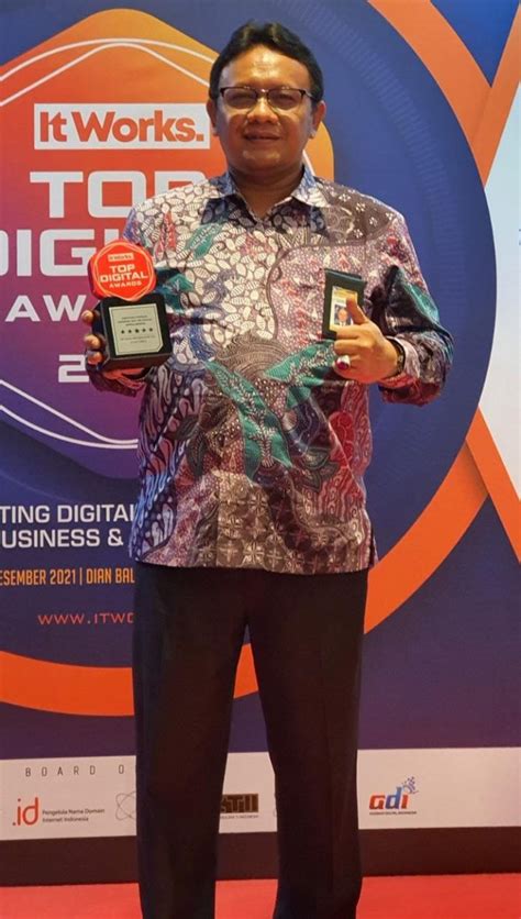 Kemendikbudristek Raih Penghargaan Pada Ajang Top Digital Awards 2021