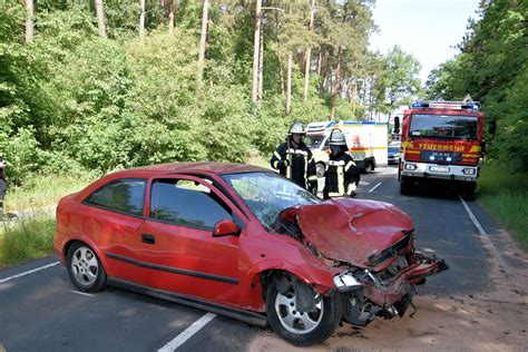 Radlader und Auto stoßen zusammen zwei Menschen verletzt Lüneburg