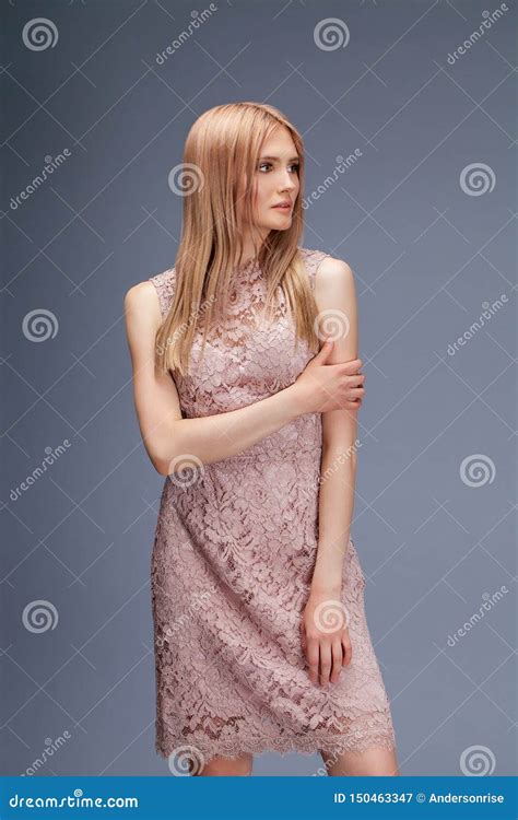 Junge Blonde Dame Im Sexy Kleid Stockbild Bild Von Kosmetik Glamour