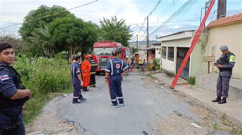 Assista Homem morre eletrocutado após subir em poste em Manaus