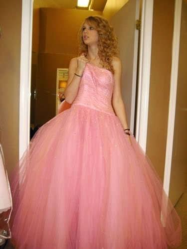 post a pic of taylor in a pink dress!!!!!!!!! - Taylor Swift Answers ...