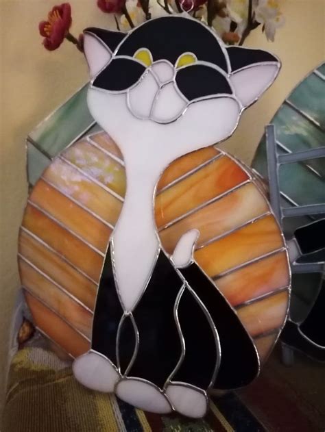 A Stained Glass Cat Sitting On Top Of A Table