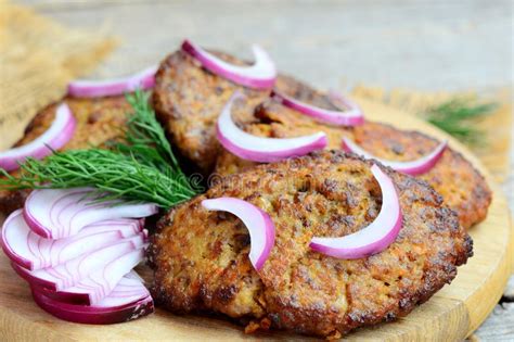 Pechuga De Pollo Asada En Una Tabla De Cortar Y Una Tabla De Madera