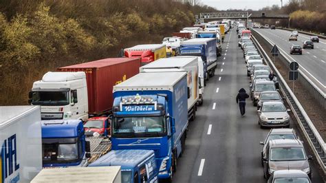 A Unfall Sorgt F R Stau Bei Dortmund Verletzte Nach Crash Mit Vier