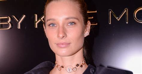 Ilona Smet en bas de bikini ou presque La fille de David Hallyday et Estelle Lefébure se