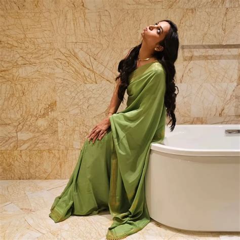 Srinidhi Shetty Latest Saree Pics Hot Images Gallery