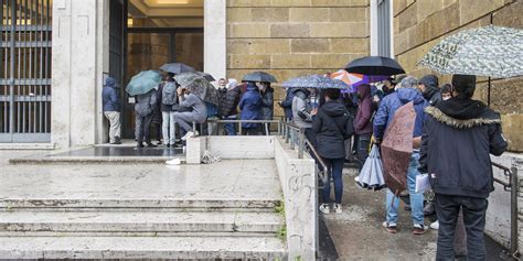 In molte città è diventata un impresa anche fare la carta d identità