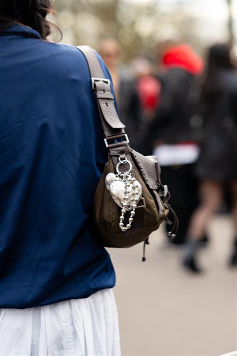 How to style the bag charm trend — karyastreetstyle