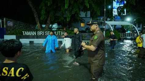 Pastikan Pengerjaan Drainase Berfungsi Bobby Nasution Basah Basahan