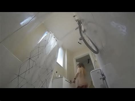 Melani ducha su pequeño pero caliente cuerpo después de exhibirse por la calle XVIDEOS