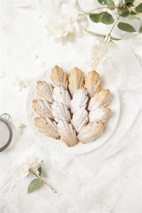 Galletas francesas caseras pasteles Madeleine con té de jazmín sobre