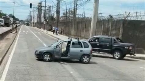 Homem é assassinado dentro de carro no meio da BR 101 na Serra