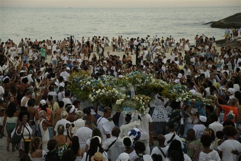 Festa De Iemanj Atrai Milhares De Pessoas Ao Arpoador Rio O Globo