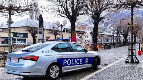 Një person tenton ta shkel me veturë policin në Mitrovicë