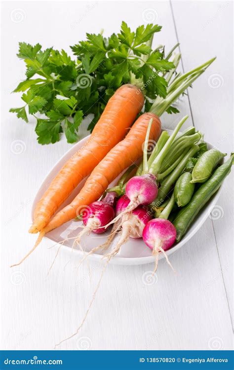 Legumes Frescos Diferentes Em Uma Placa Foto De Stock Imagem De Nave