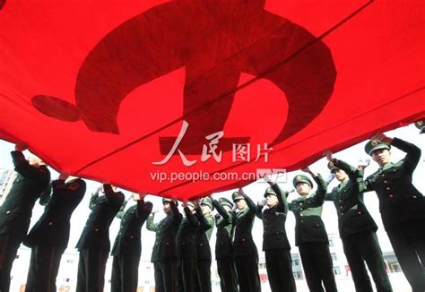 浙江武警巨幅党旗下宣誓安保十八大 人民图片网