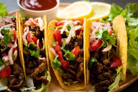 Tacos Con La Carne Y Las Verduras Imagen De Archivo Imagen De Verde