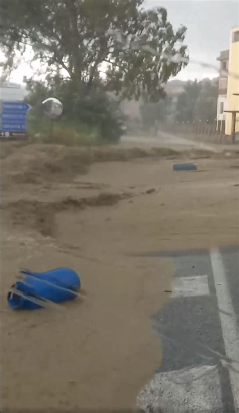 Violento Temporale A Catanzaro E Zone Limitrofe Strade Allagate E Auto