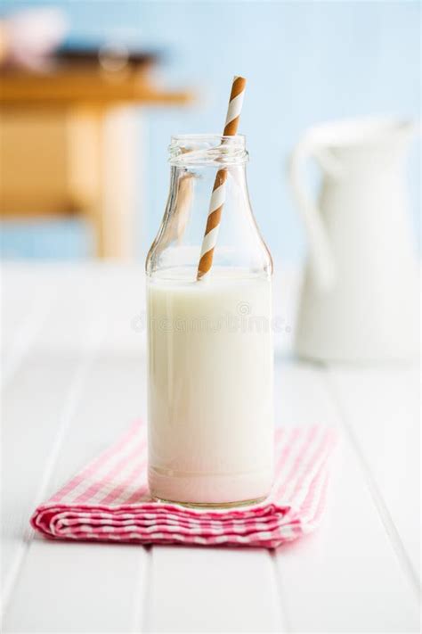 Молоко в стекле и в кувшине Стоковое Фото - изображение насчитывающей ...