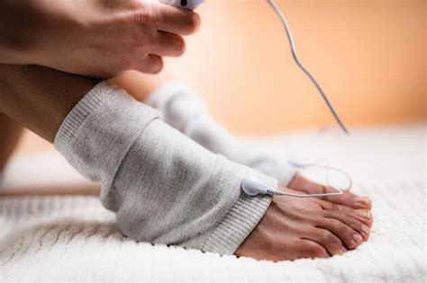 Fisioterapia Delle Articolazioni Della Caviglia Con Tens Electrode