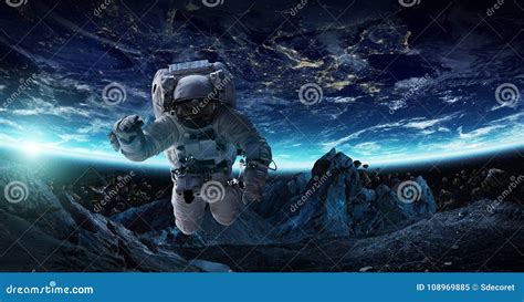 Astronauta Que Flota En Elementos De La Representación Del Espacio 3d De Esta Imagen Stock De