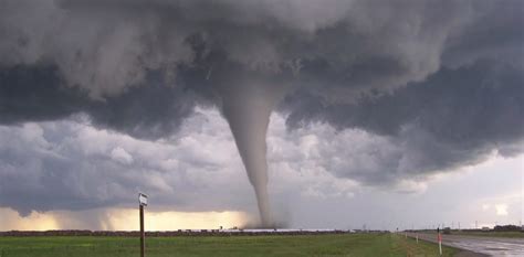 Potente tornado arrasa con todo a su paso en Canadá