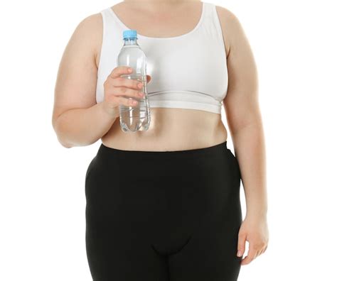 Mujer Joven Con Sobrepeso Con Botella De Agua Sobre Fondo Blanco