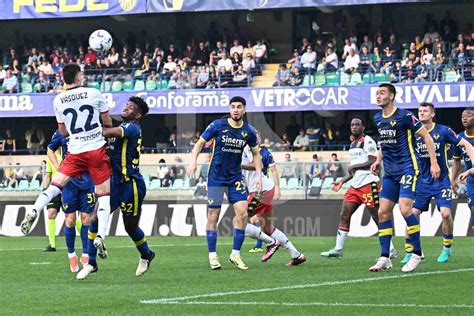 Ekuban E Gu Mundsson Ribaltano L Hellas Il Genoa Vince A Verona