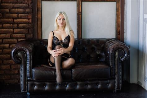 Belle Femme Blonde En Lingerie Noire Dans La Chambre De Luxe Photo Premium