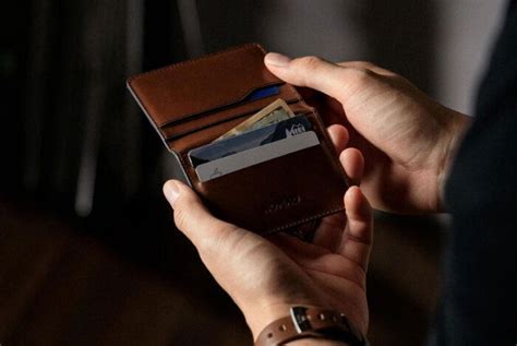 11 Best Smart Wallets For Men 2025 List Of High Tech Futuristic Wallets