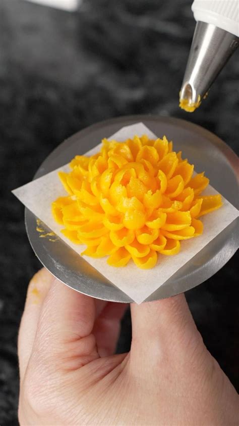 How To Pipe Marigold Flowers Cake Decorating Flowers Cake Decorating