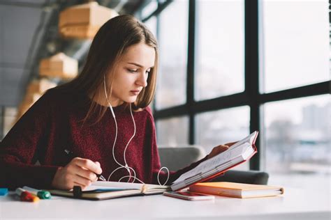 Escuchar música mientras estudias es beneficioso La Mente es