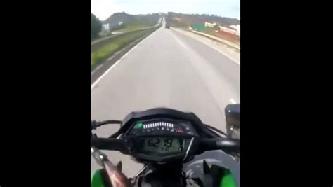 Kiedy Lecisz Motocyklem Km H I Nagle Wyskakuje Ci Ci Ar Wka