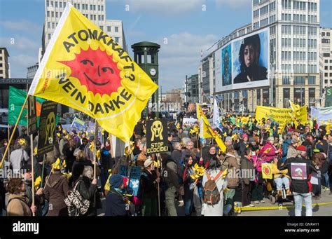 Menschen Protestieren Kernenergie Fotos Und Bildmaterial In Hoher