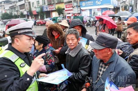 四川广安：为山区群众送平安 人民图片网