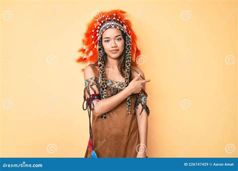 Joven Y Hermosa Latina Con Traje Indio Apuntando Con El Dedo De La Mano