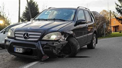 Wietrzno Zderzenie Mercedesa i Audi na łuku drogi