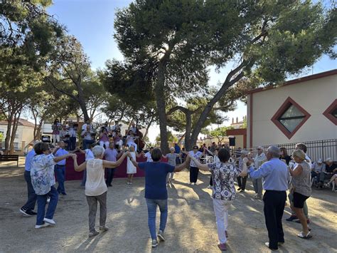 M S De Persones Participen A Laplec De La Sardana De Constant