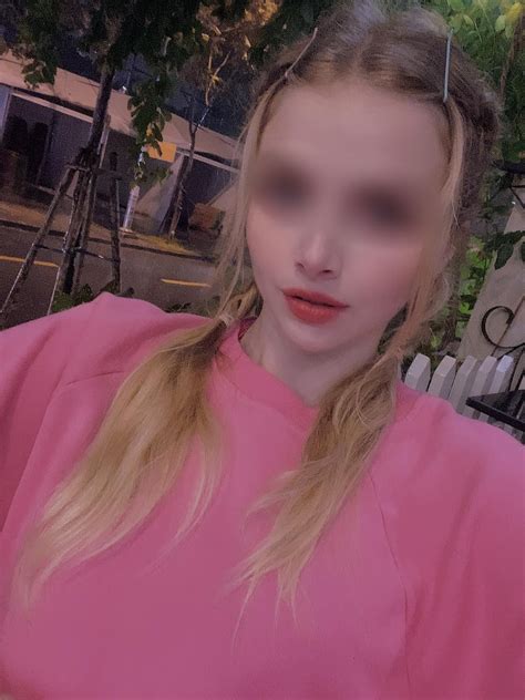 Hot girl Tây nghi ngoại tình với quản lý Hoài Lâm bị mắng Nó tới Việt Nam kiếm tiền từ người