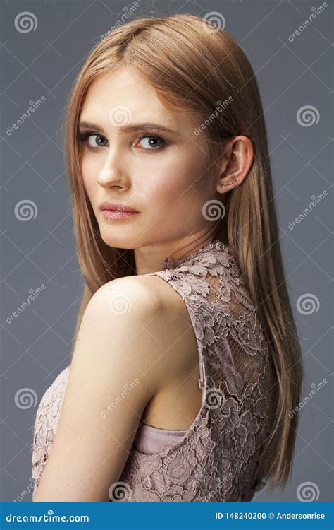 Junge Blonde Dame Im Sexy Kleid Stockfoto Bild Von Attraktiv Sch N