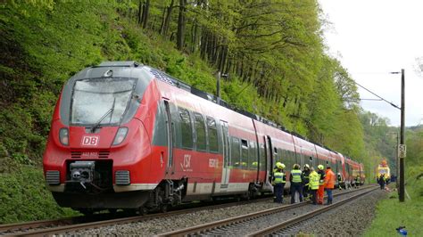 Baum F Llt Auf Oberleitung Zug Mit Menschen Evakuiert