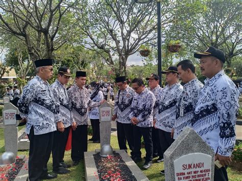 Jelang HUT PGRI Kota Depok Ziarah Ke Taman Makam Pahlawan Kalibata