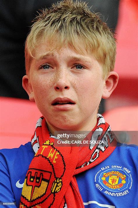 A Manchester United Supporter Crying After Their 4 2 Penalty News