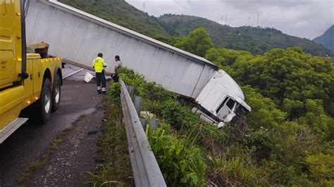 Camioneta Y Tr Iler Se Accidentan En Libramiento La Choza