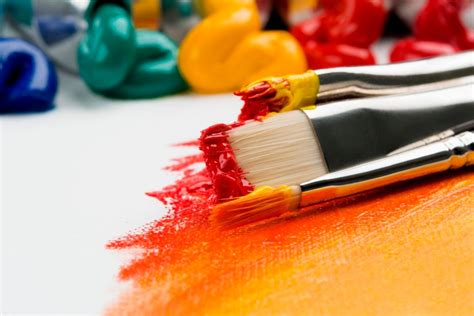 9 Best Acrylic Paint Brushes For Artists & Students | Reviews + Guide