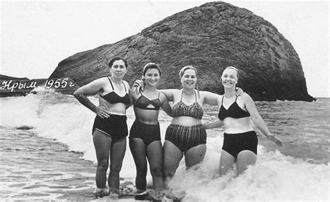 Donne sovietiche in bikini come si è evoluta la moda da spiaggia nel