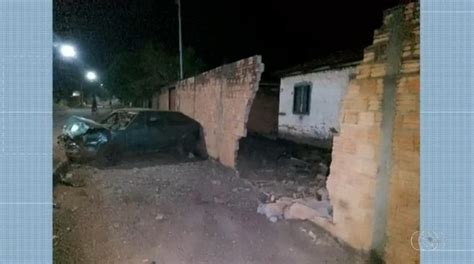 Batida Entre Carro E Moto Derruba Muro De Casa E Deixa Duas Pessoas